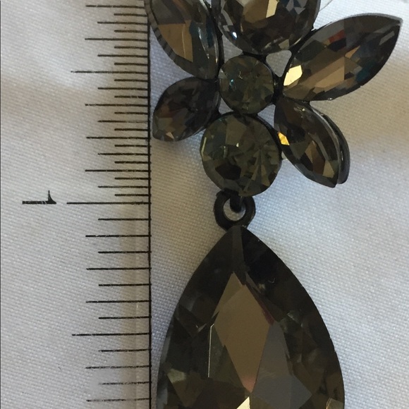 Beautiful black gun metal crystal earrings - Picture 3 of 4